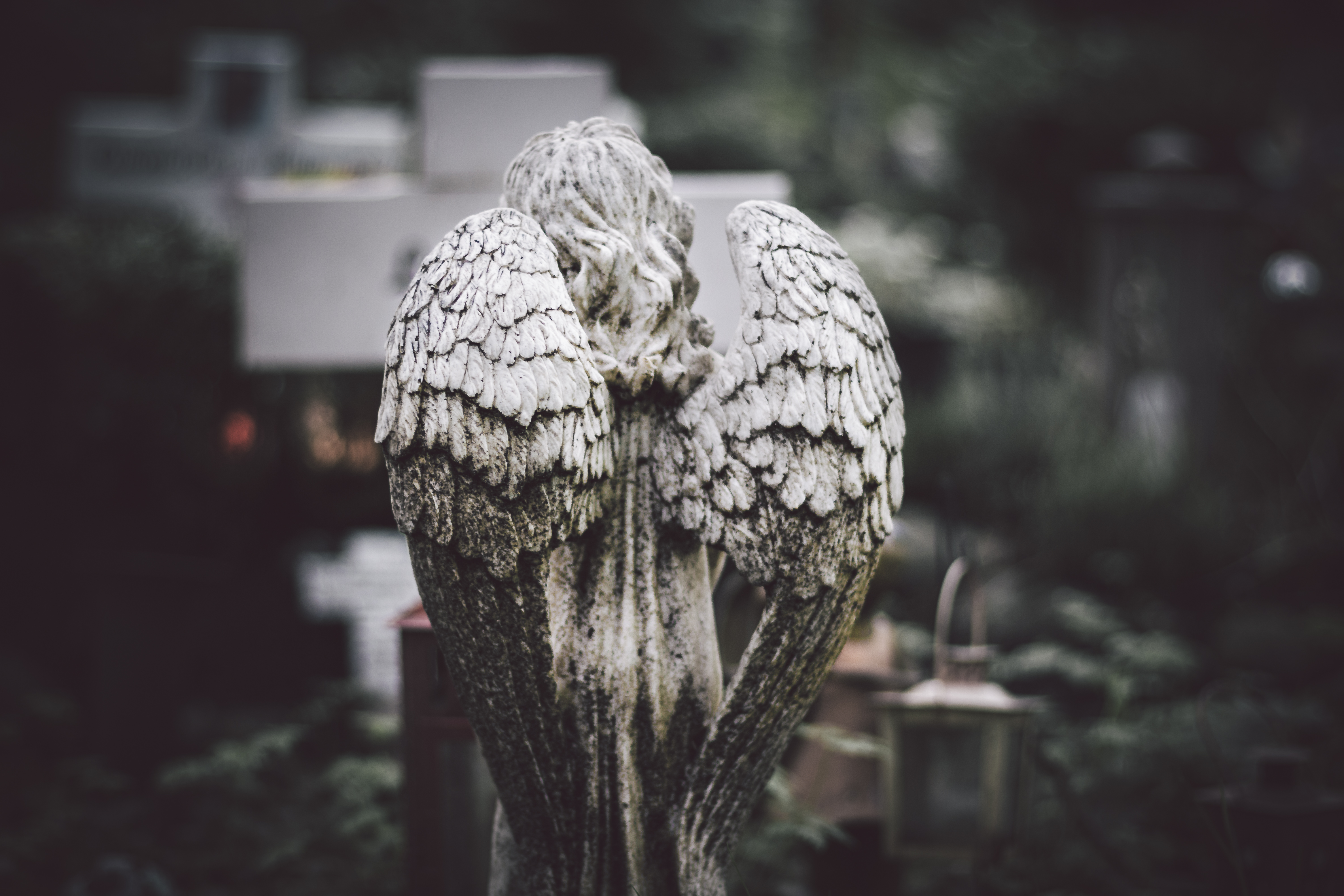 Скульптуры на могилу: разновидности, используемые материалы и рекомендации по выбору